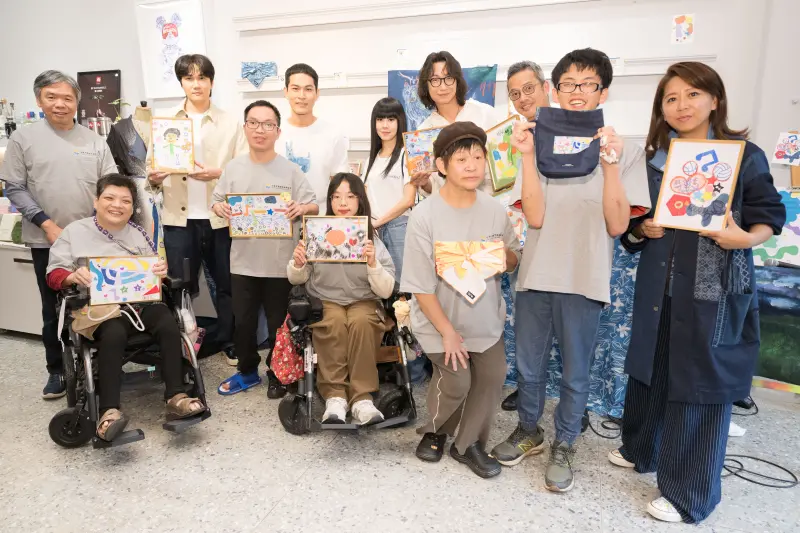▲從左起第一排腦麻兒方萱、左起第二排SHOPLINE 集團聯席總裁徐向緯、宇宙人方Ｑ、宇宙人小玉、STORY WEAR 創辦人陳冠百、歌手白安、中華民國腦性麻痺協會陳子淳監事，左起第一排第二位腦麻兒聖諭、秀花、黃煒、冠筠。（圖／中華民國腦性麻痺協會提供）