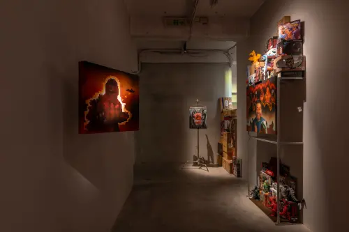 ▲第一站一口氣蒐集吳柏葳、何宇森、王雅慧、邱翊琪等藝術家作品，圖為吳柏葳的《怪獸繁榮〈一〉》。（圖／翻攝白晝之夜官網）