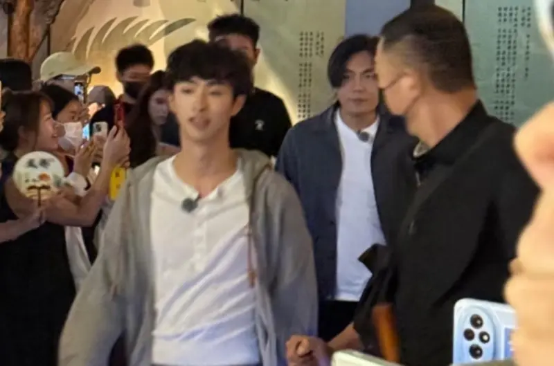 ▲小哈利（前）近日被拍到與繼父、中國男星秦昊（後）一起錄節目，兩人相處看起來很融洽，秦昊會默默走在後面看著小哈利，被粉絲稱讚「暖藏在細節裡」。（圖／微博＠八醬娛樂）