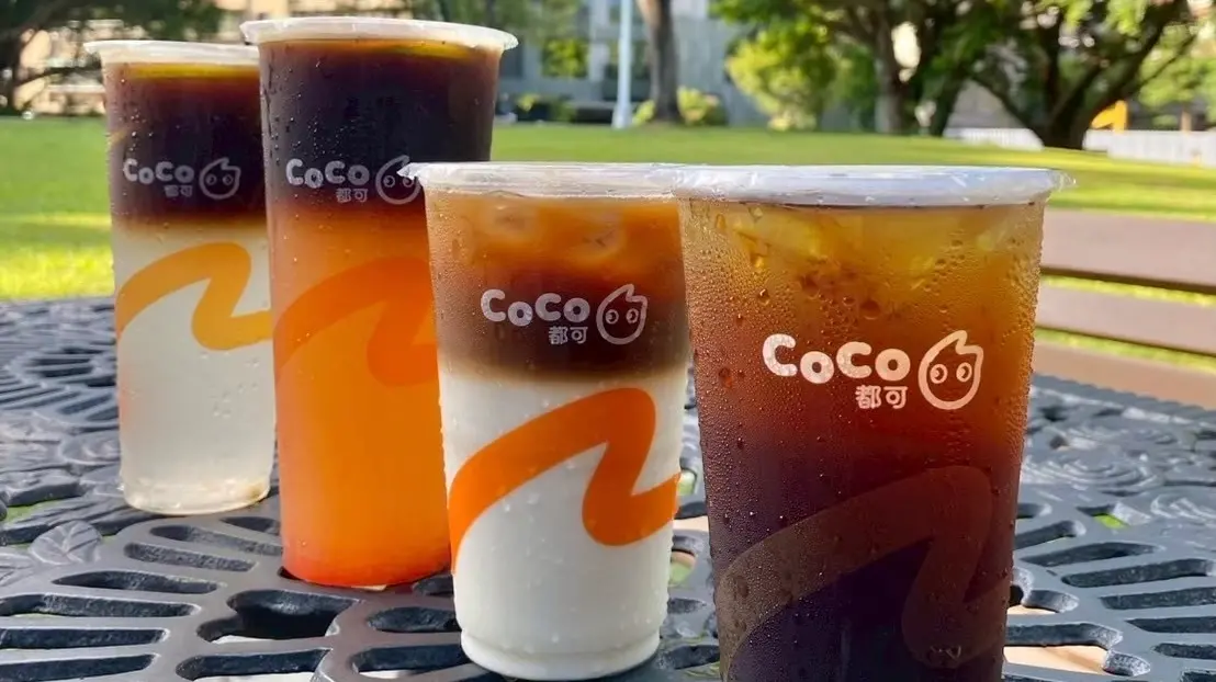 ▲CoCo都可今週三好友日「冬韻擂焙珍奶買一送一」；兩大外送優惠買一送一、秋冬改版「2杯99元」常態優惠菜單。全新開賣「水果咖啡」檸檬美式。迷客夏「朝等豆漿紅茶」統一超商7-11獨賣優惠。（圖／CoCo都可提供）