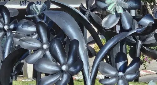 花車全漆成黑色！清邁市長遭炎上　泰國王太后逝世讓慶典成忌諱
