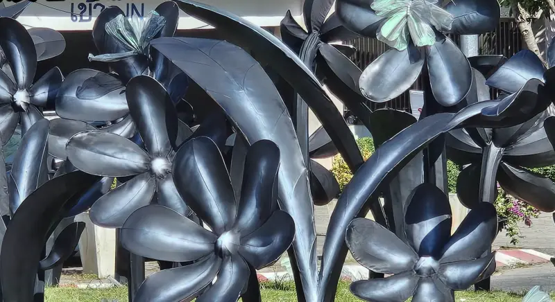 ▲泰國清邁花車遊行因適逢王太后詩麗吉逝世國喪期間，臨時將花朵都漆成黑色，市長卻因此被炎上。（圖／翻攝自臉書）