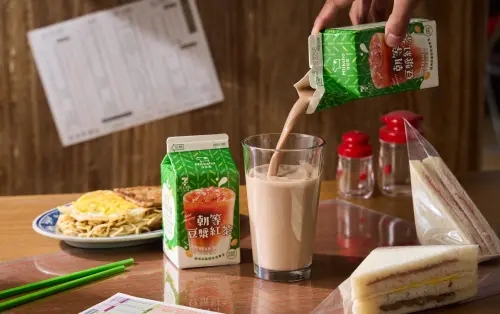 ▲迷客夏「朝等豆漿紅茶」嚐鮮價35元、兩件68元（原價39元）。（圖／SUNFRIEND MOUTH提供）