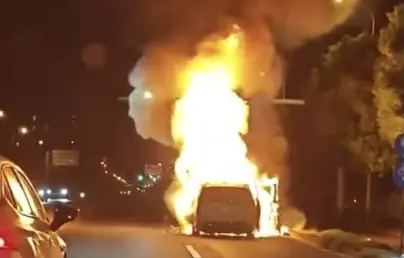 嚇死外國人！中國電動車「爆炸燃燒」 路中央起火