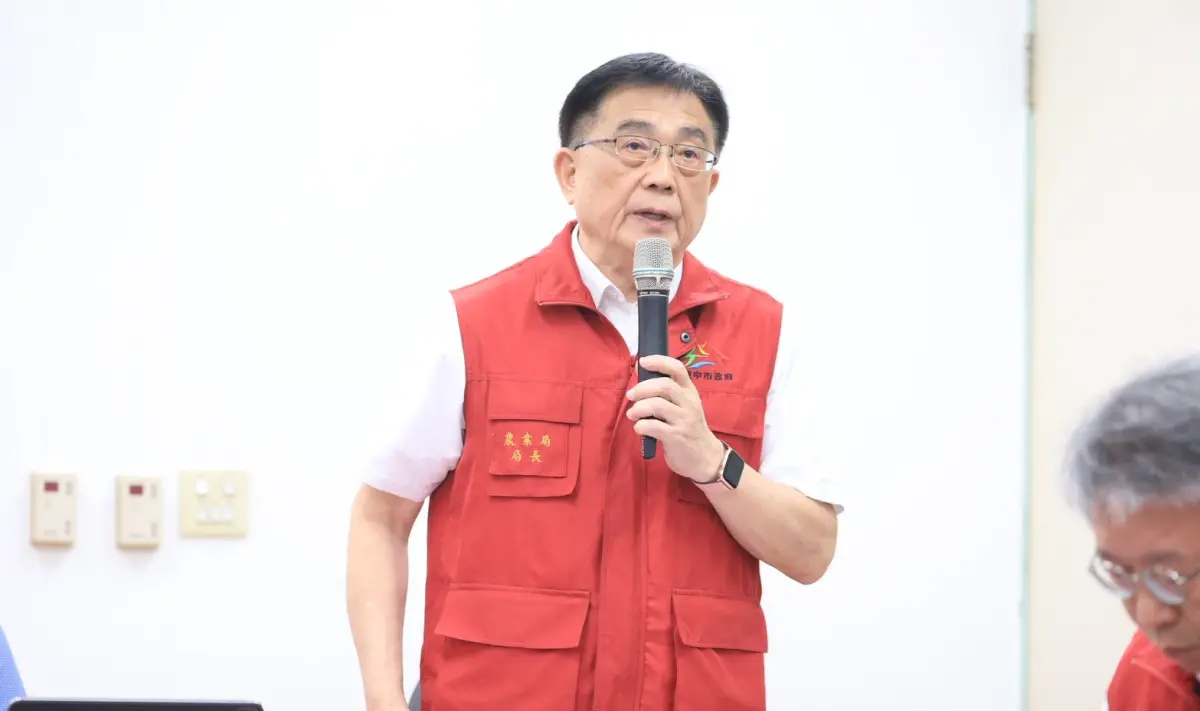 ▲台中市農業局長張敬昌今在前進應變所記者會透露，王姓獸醫佐昨晚已回國，正接受司法偵詢中。（圖／台中市政府提供，2025.10.29）