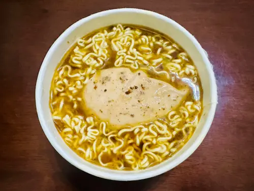 ▲味味A排骨雞醬香嫩雞胸搭排骨雞麵一起吃太豪華，好吃到差點連舌頭都吞了。（圖／泡麵公社 泡麵俱樂部臉書）