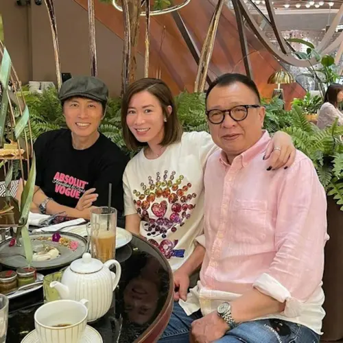 ▲許紹雄（右）與佘詩曼（中）合作20多年，在10多部劇中飾演師徒、父女，最終2人結為乾親。（圖／翻攝自微博）