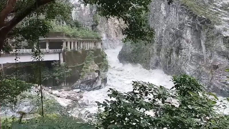 ▲立霧溪今（29）日中午發生潰流，滾滾濁水往下游沖刷，上邊坡還有小崩塌。（圖／林保署花蓮分署提供）