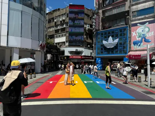 ▲11月1日、11月2日連兩天GD將在台北大巨蛋開演唱會，西門町商圈的旅館傳出每晚近萬。（圖／記者葉盛耀攝）