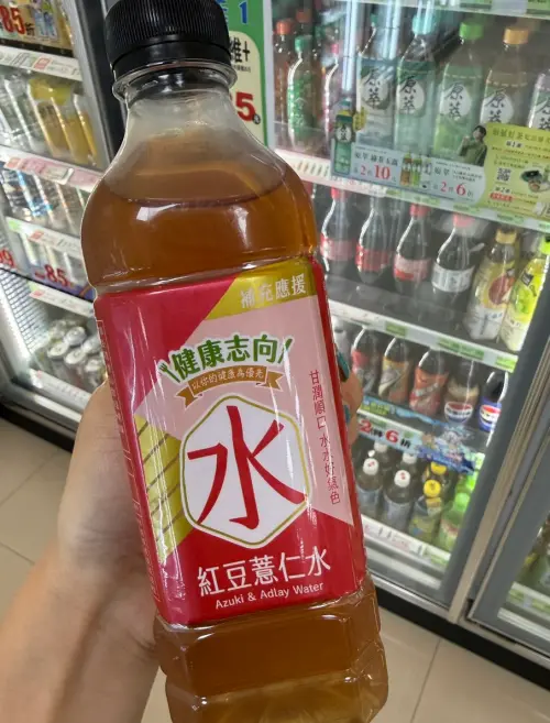 ▲民眾在全家找到紅豆薏仁水，口感上讓她十分驚豔，大讚「每天都來個一瓶！」（圖／全家便利商店 / 7-11 超商新品&好物分享區）