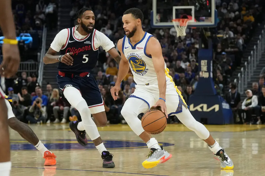 ▲金州勇士當家球星柯瑞（Stephen Curry）（右）投進2顆三分，拿下19分、8助攻，率領勇士守護主場，以98：79擊敗快艇，奪下本季第4勝。（圖／美聯社／達志影像）