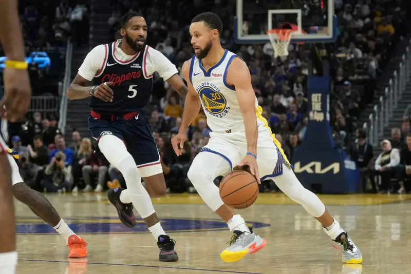 ▲金州勇士當家球星柯瑞（Stephen Curry）（右）投進2顆三分，拿下19分、8助攻，率領勇士守護主場，以98：79擊敗快艇，奪下本季第4勝。（圖／美聯社／達志影像）