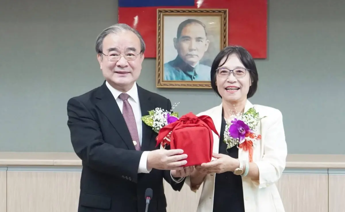 ▲農業部動植物防疫檢疫署長杜麗華（右）代理3個多月，20日才真除。左為農業部次長胡忠一。（圖／翻攝杜麗華臉書）