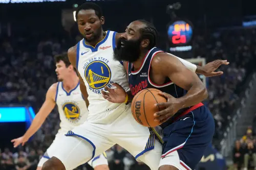 ▲哈登（右）上半場就攻下20分，率領快艇取得3分領先，但下半場團隊進攻當機，終場19分差大敗，終止近期2連勝。（圖／美聯社／達志影像）