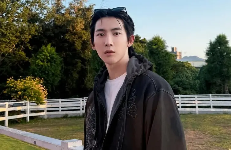 ▲粿粿今（29）日遭老公范姜彥豐控婚內偷吃王子，而曾與邱氏兄弟鬧翻的黃宏軒（如圖），出面力挺范姜彥豐，在IG發出黑底白字貼文喊：「該來總會來」。（圖／黃宏軒IG@xuan_0814）