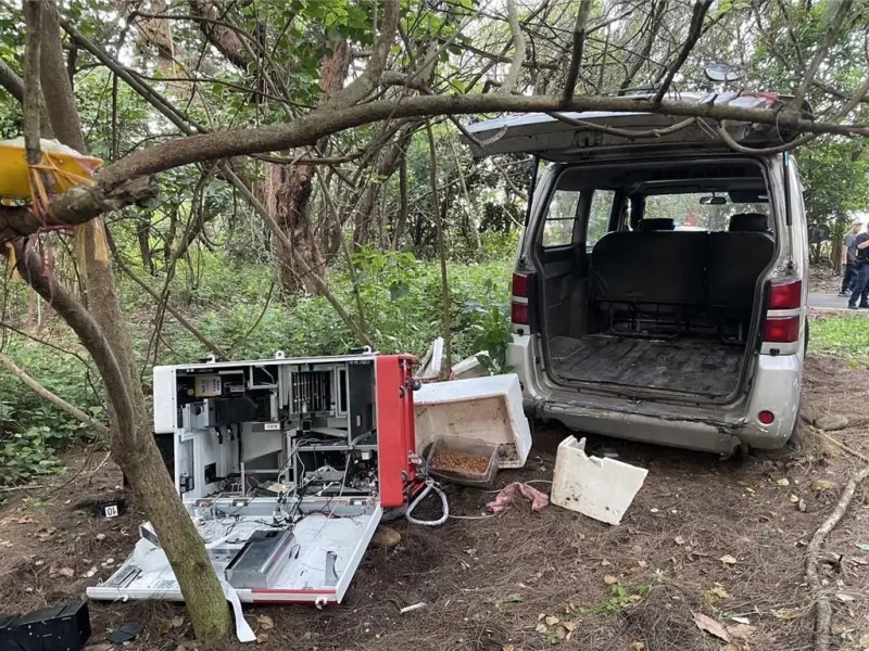 全台首例「蝦皮自助收銀機」竊案！整台卸走扛上贓車　2賊落網了