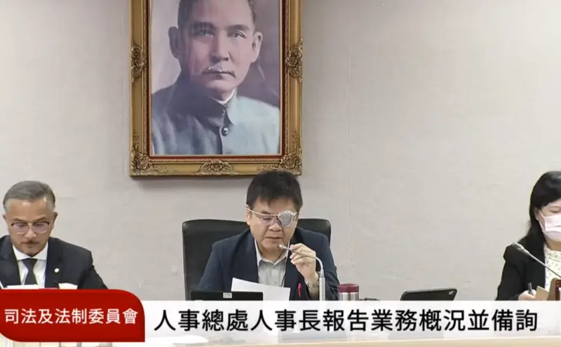 ▲民進黨立委莊瑞雄今現身主持會議時，左眼卻帶著眼罩，引人關注。（圖／翻攝立院ivod系統）