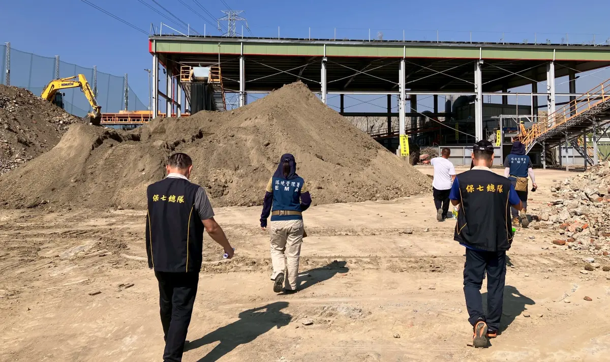 ▲ 橋頭地檢署偵辦高雄市美濃區成功段農地遭盜採土石回填廢棄物，違反廢棄物清理法等案件，其中，交保的石姓被告，經查獲新犯罪事證，經承辦檢察官偵訊後，聲請法院羈押禁見獲准。（圖／高市府提供）