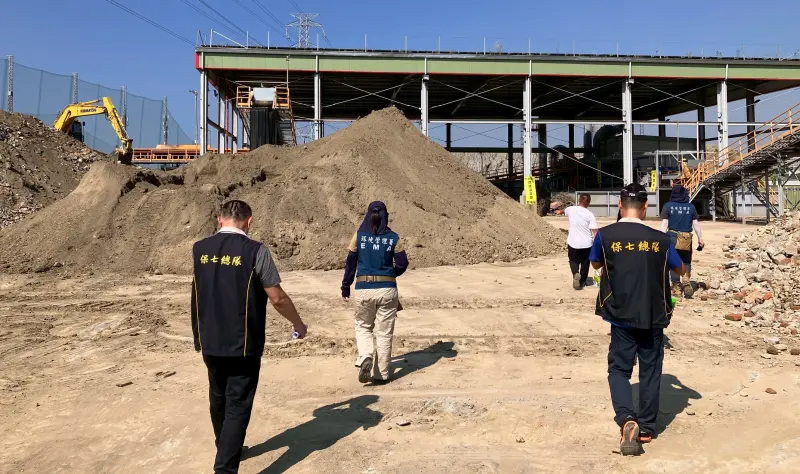 ▲ 橋頭地檢署偵辦高雄市美濃區成功段農地遭盜採土石回填廢棄物，違反廢棄物清理法等案件，其中，交保的石姓被告，經查獲新犯罪事證，經承辦檢察官偵訊後，聲請法院羈押禁見獲准。（圖／高市府提供）