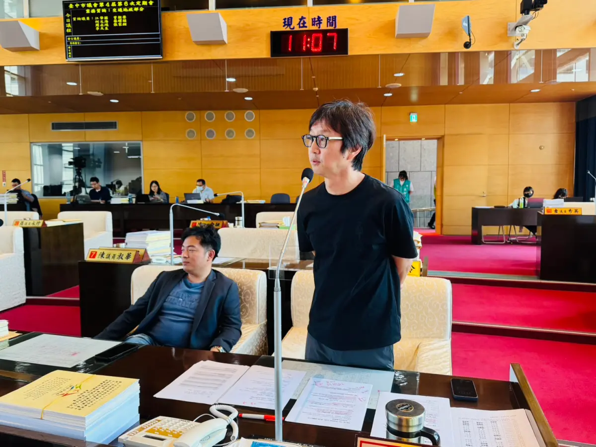 ▲議員江肇國質詢痛批，中市捷運工程局自成立至今已10個月，六大科室全數沒有正式科長，形同「空殼局處」(圖／柳榮俊攝2025.10.29)