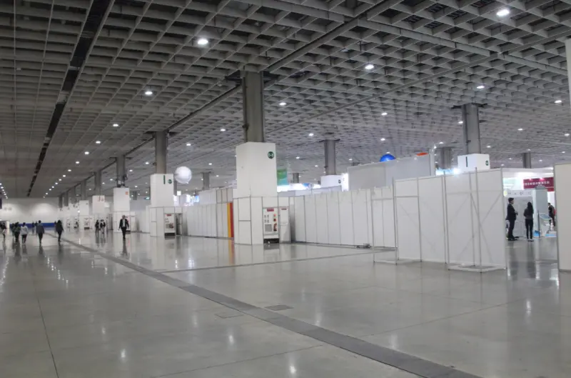    ▲一樓展場前半段看起來雖然攤位飽和，但走到後半段就可發現約5分之1的展場是空蕩蕩。（圖／記者鍾泓良攝影）  