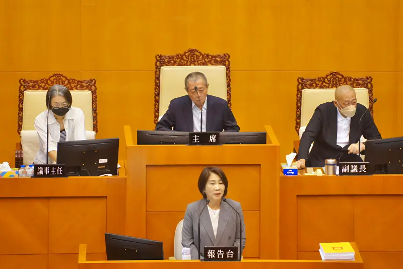 ▲周春米施政報告推動五大策略，宣布115年起「未滿一歲嬰幼兒營養補助金」 最高可領2萬4千元。（圖／屏東縣府提供）