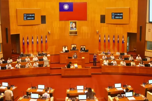 ▲縣議會第20屆第6次定期會中進行施政總報告，以全齡照顧、城市進化、產業升級、文化觀光、屏東韌性等，五大面向展現成果與未來願景。（圖／屏東縣府提供）