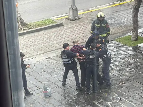 ▲位於台北市內湖區的三立電視台前今（29日）驚傳有民眾鬧事。（圖／民眾提供）