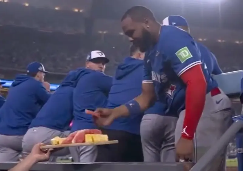 ▲世界大賽史詩級18局死鬥，藍鳥球員靠Uber Eats外送水果盤撐場。Uber Eats也公布加拿大球迷最愛外送榜，雞翅與爆米花再成季後賽MVP。（圖／取自X）
