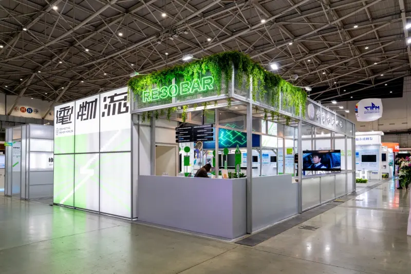    ▲本次台電展區即以「綠電」為主題，分為創能、儲能、節能及電力交易四大面向，以「物流運輸」象徵電網系統，視覺化呈現綠電從產出、儲存與調度，延伸到節能及銷售交易的過程。（圖／台電提供）  