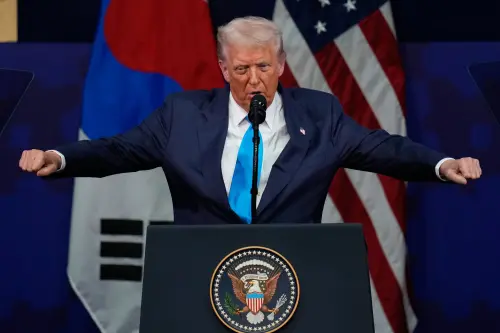 川普APEC峰會點名台積電和黃仁勳　1句話引得眾人都鬨笑起來
