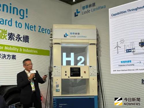 ▲聯華林德大宗氣體及清淨能源副總經理沈欣儒，說明加氫站加氣槍。（圖／記者李青縈攝）