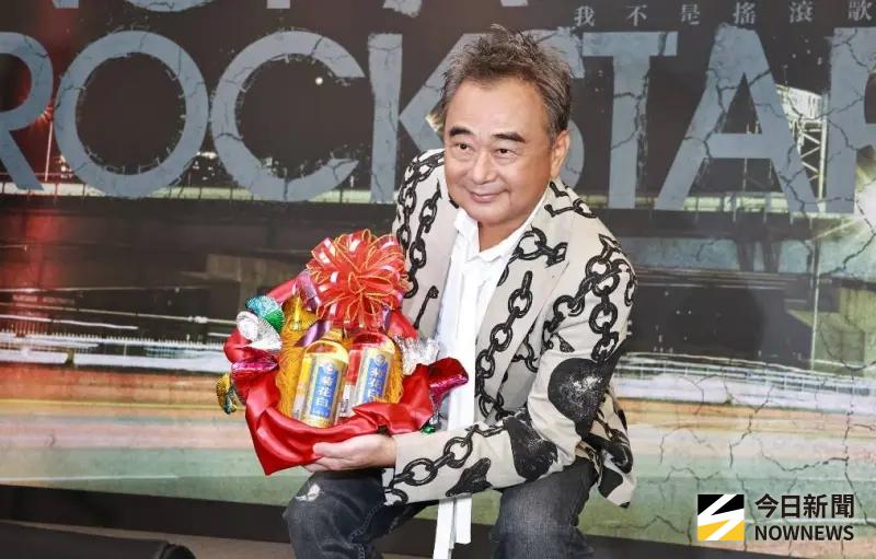 ▲今日是陳昇67歲生日，他舉辦跨年演唱會門票啟售記者會，宣布門票將在10月30日開賣。記者會上陳昇也分享自己當兵3年發生的趣事，笑說有同袍樂器吹到脫肛。（圖／記者吳翊緁攝）