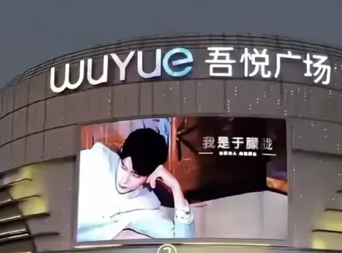 ▲多個城市的廣場LED大螢幕，都在播放于朦朧的影片。（圖／翻攝自YT V4Democracy）