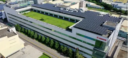 ▲台中市府舉辦「台中市企業永續A+行動」頒獎，共有10家企業獲獎，圖為獲得永續領航獎的台灣佳能建置太陽光電。（圖／經發局提供）