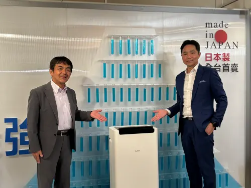 ▲三菱電機今（29）發表「美空感」全新系列除濕機。圖為三菱電機空調冷熱家電事業部部長伊坪道廣（左）、副事業部長陳煌隆。（圖／記者徐銘穗攝）