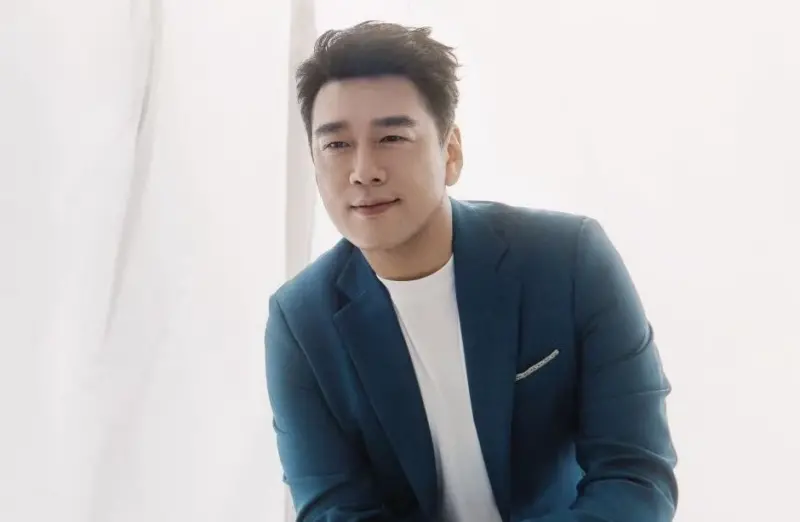 ▲王耀慶（如圖）近日在ELLE直播活動主持意外爆出爭議，遭批對鍾楚曦無禮，讓他不忍了發文怒喊：「以後不做啦」。（圖／微博@王耀慶工作室）