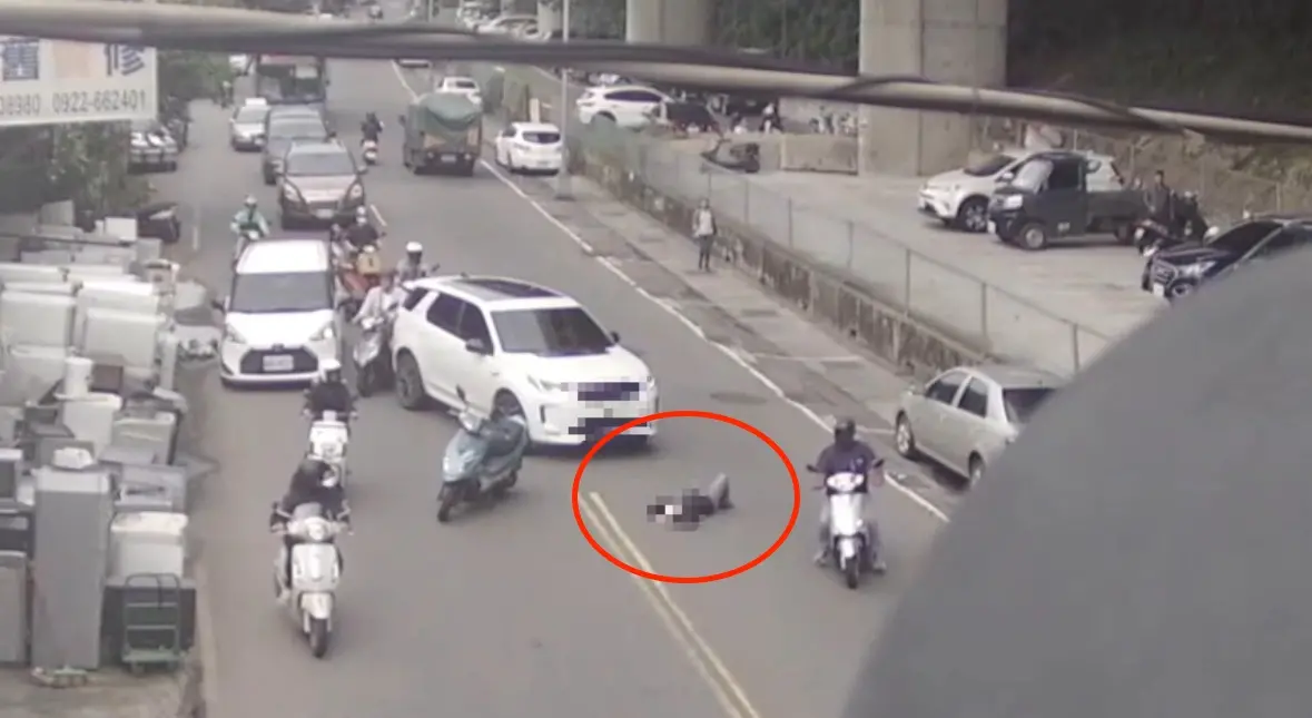 ▲新北市三重區國道路一段今（29日）上午發生一起行車糾紛事件，老翁不滿被按喇叭橫躺路中央擋車。（圖／翻攝畫面）