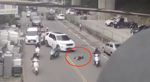 7旬翁「突竄出被猛按喇叭」爆氣嗆：在叭X小！下秒橫躺馬路全看傻
