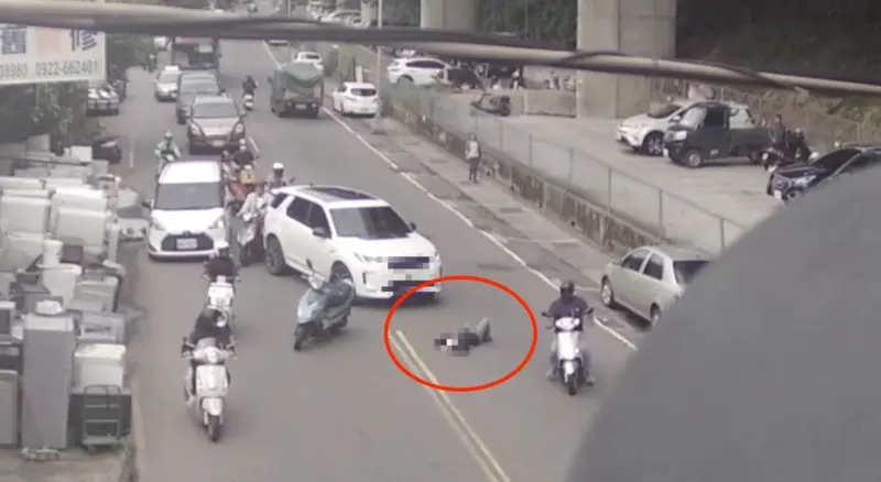 ▲新北市三重區國道路一段今（29日）上午發生一起行車糾紛事件，老翁不滿被按喇叭橫躺路中央擋車。（圖／翻攝畫面）