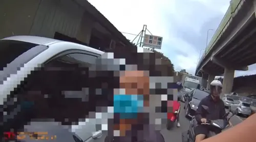 ▲7旬翁「突竄出遭按喇叭」爆氣嗆：在叭X小！下秒橫躺馬路全場看傻。（圖／翻攝畫面）