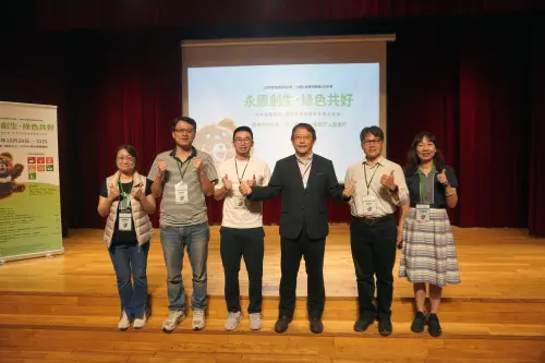 ▲跨域共學論壇由南湖社大邱一峰主任(右二)、創設系邱瑋晨老師(左三)及數媒系蕭弘林老師(左二)分享「地方創生x永續創作x動漫IP」。（圖／嶺東科大提供）