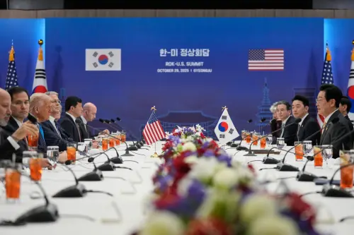 ▲美國總統川普（Donald Trump）與韓國總統李在明雙方率領韓美團隊展開會談。（圖／美聯社／達志影像）