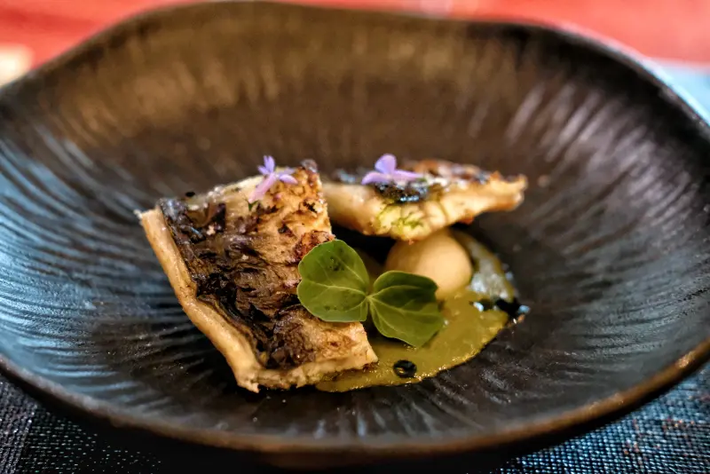 ▲台灣名廚江振誠牽線日本金澤餐廳「ORIGO」來台，與三家餐廳合作限定期間餐會，第二場到「Ukai-tei Kaohsiung 」，圖為餐會中菜色「芋香乳清春菊烤白鰻」。（圖／記者葉盛耀攝）