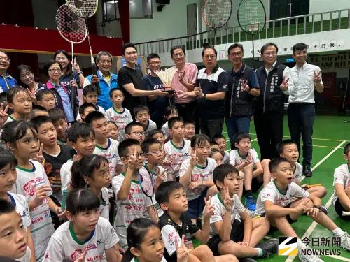 南屯國小羽球隊出征 立委、運彩公會球援何昱奇加碼獎金30萬
