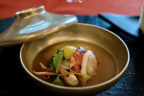 ▲「烏賊腹藏」此料理除了沿用金澤名產烏賊之概念，還有「海洋食物鏈」的發想。（圖／記者葉盛耀攝）