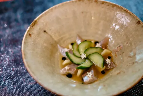 ▲「沙丁魚昆布漬」是一道外觀亮眼的菜色。（圖／記者葉盛耀攝）