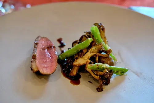 ▲「碳烤胭脂鴨」這道菜鴨皮酥脆、肉質柔嫩又多汁。（圖／記者葉盛耀攝）