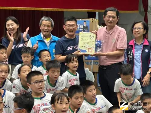 ▲南屯國小羽球隊出征全國國小盃羽球賽，立委、運彩公會球援3600顆，何昱奇加碼「拿下前三名」獎金30萬。（圖／記者金武鳳攝，2025.10.29)