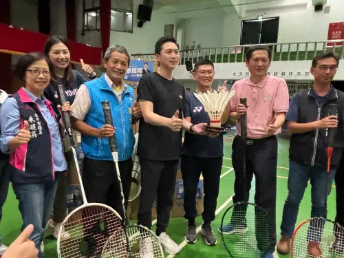 ▲南屯國小羽球隊出征全國國小盃羽球賽，立委、運彩公會球援3600顆，何昱奇加碼「拿下前三名」獎金30萬。（圖／記者金武鳳攝，2025.10.29)